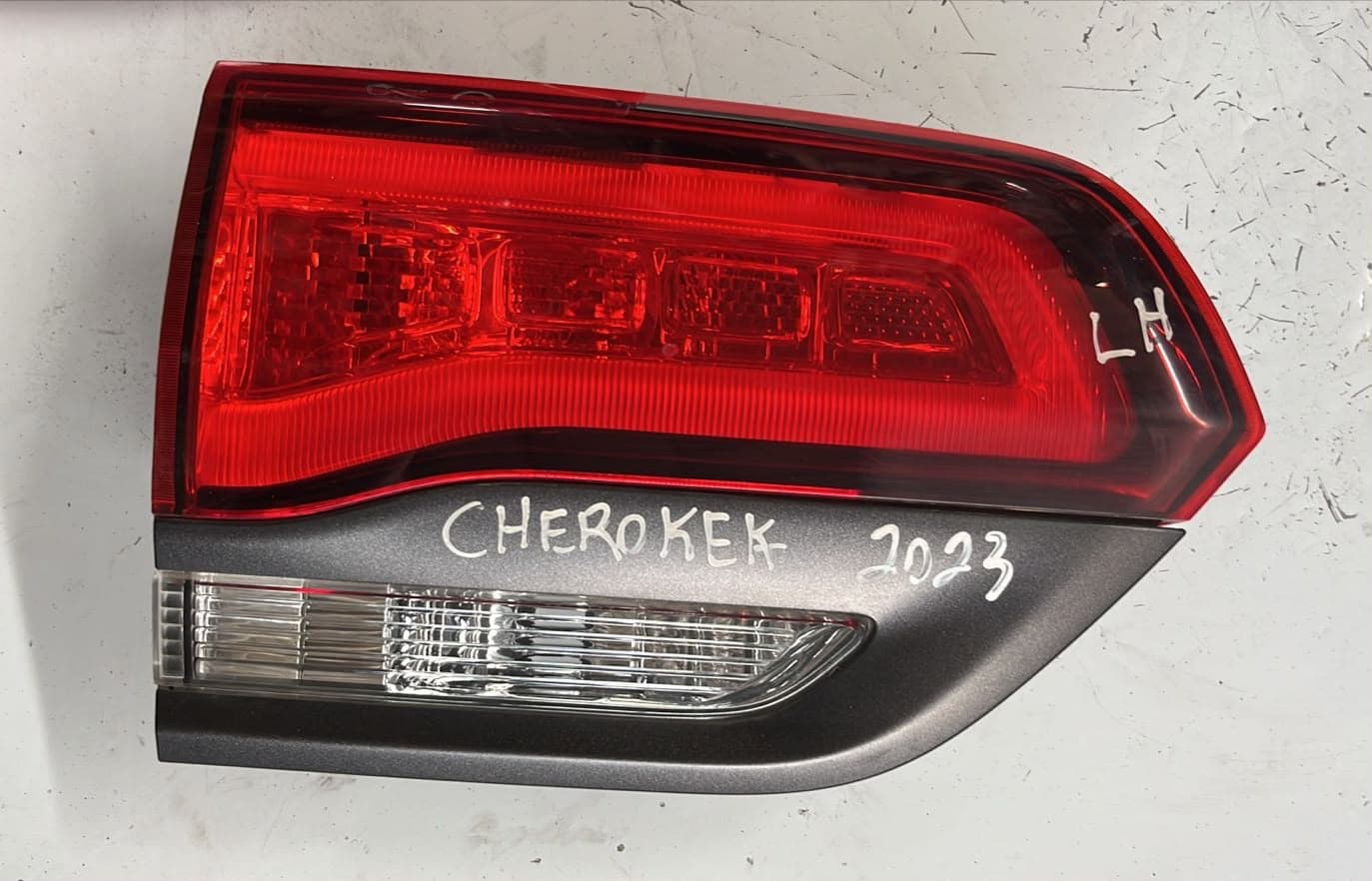 Foco trasero izquierdo Jeep Cherokee 2023