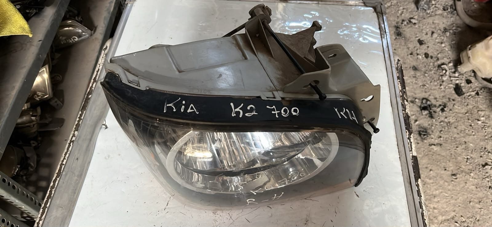 Óptico derecho Kia K2 700