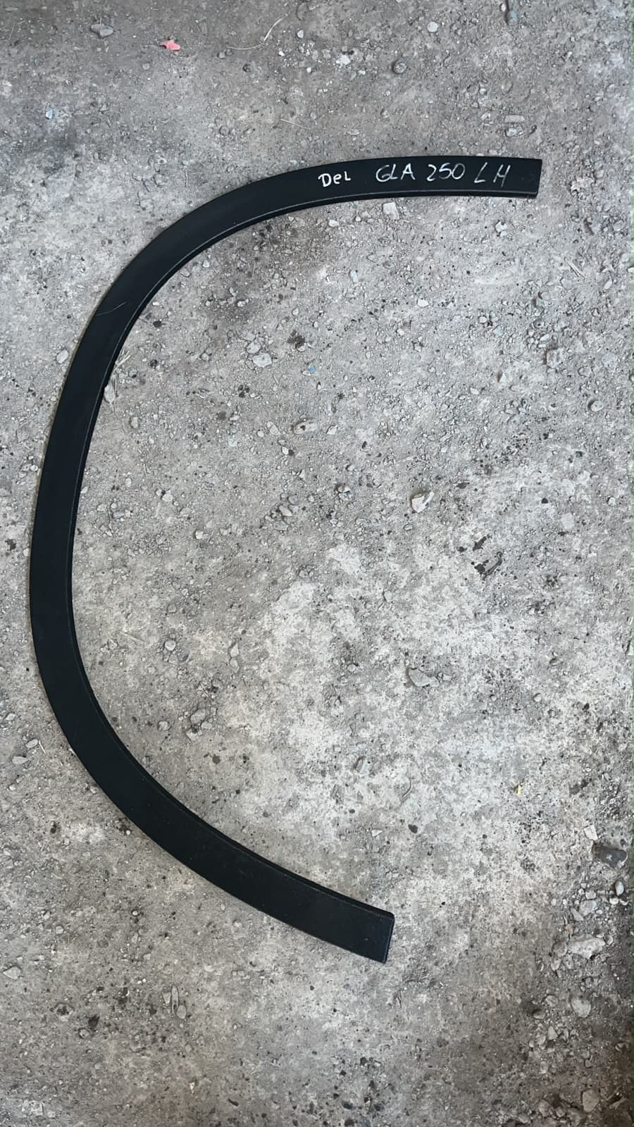Moldura delantera izquierda mercedes Benz Gla250