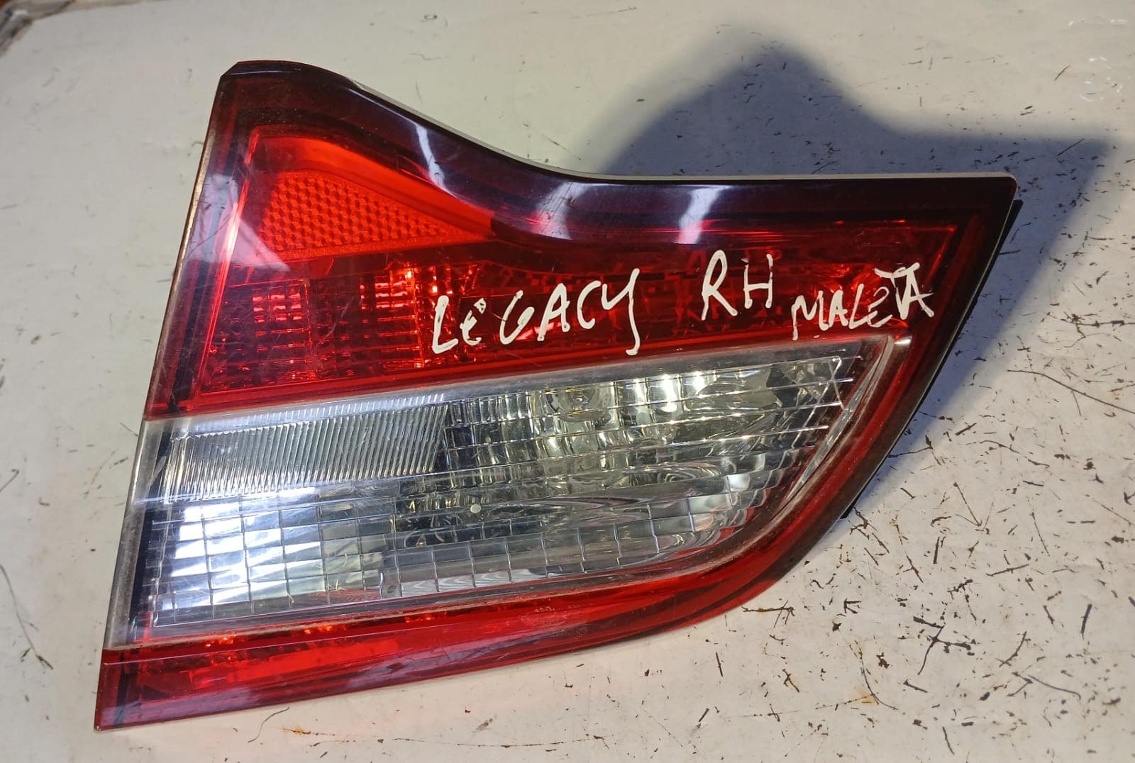 Foco de maleta derecho subaru legacy