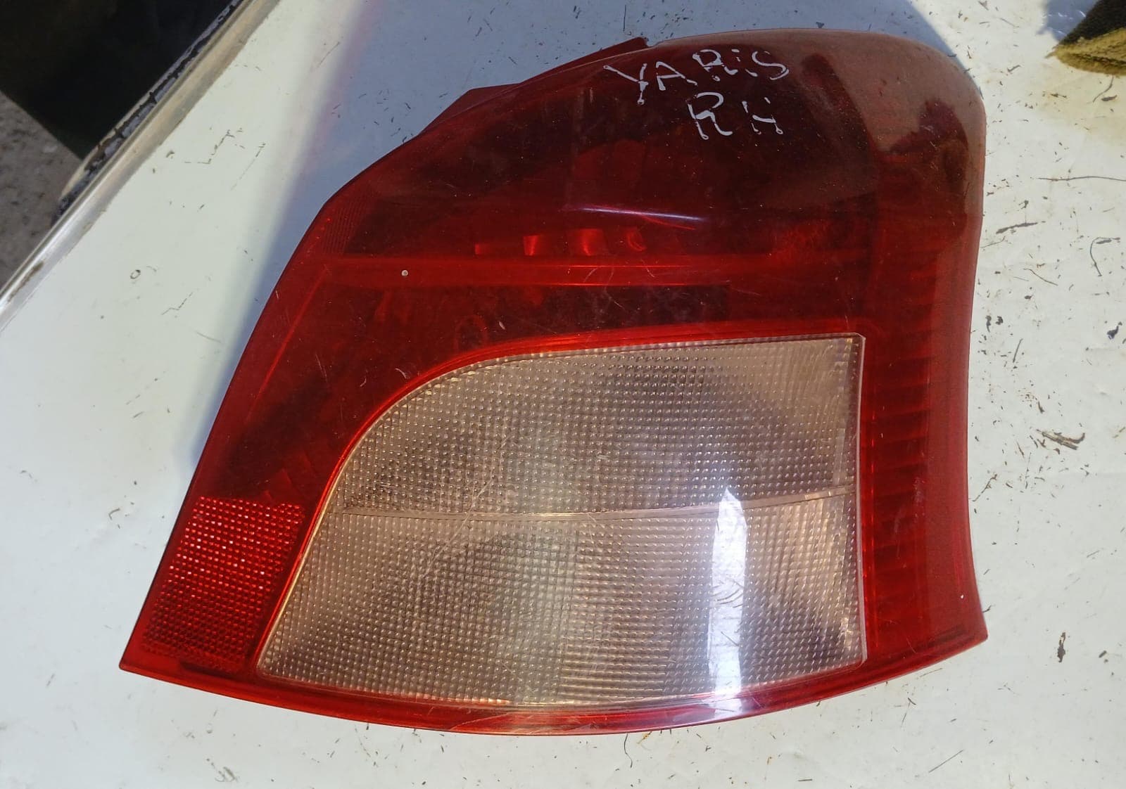 Foco trasero derecho toyota yaris