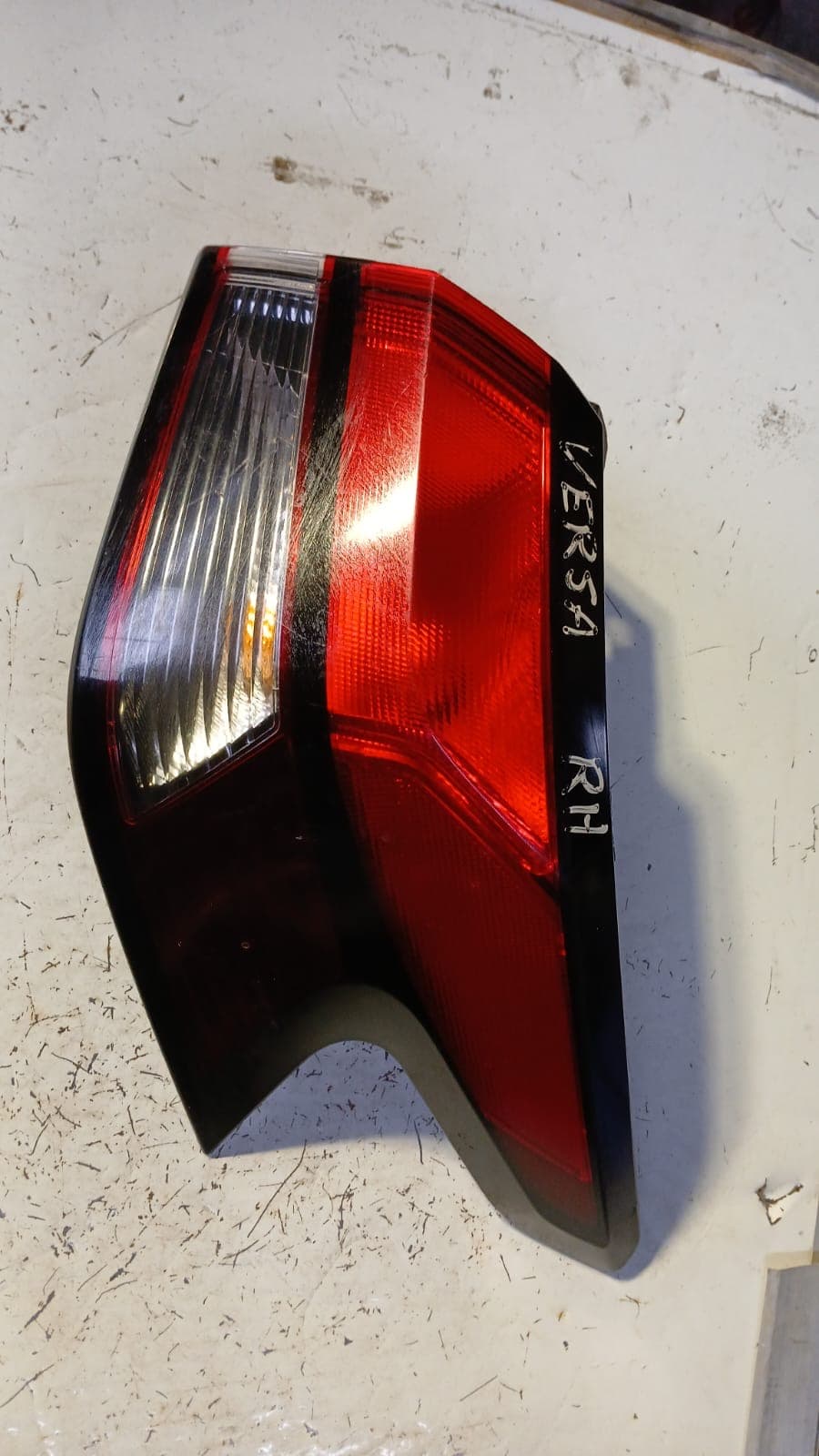 Foco trasero derecho Nissan versa