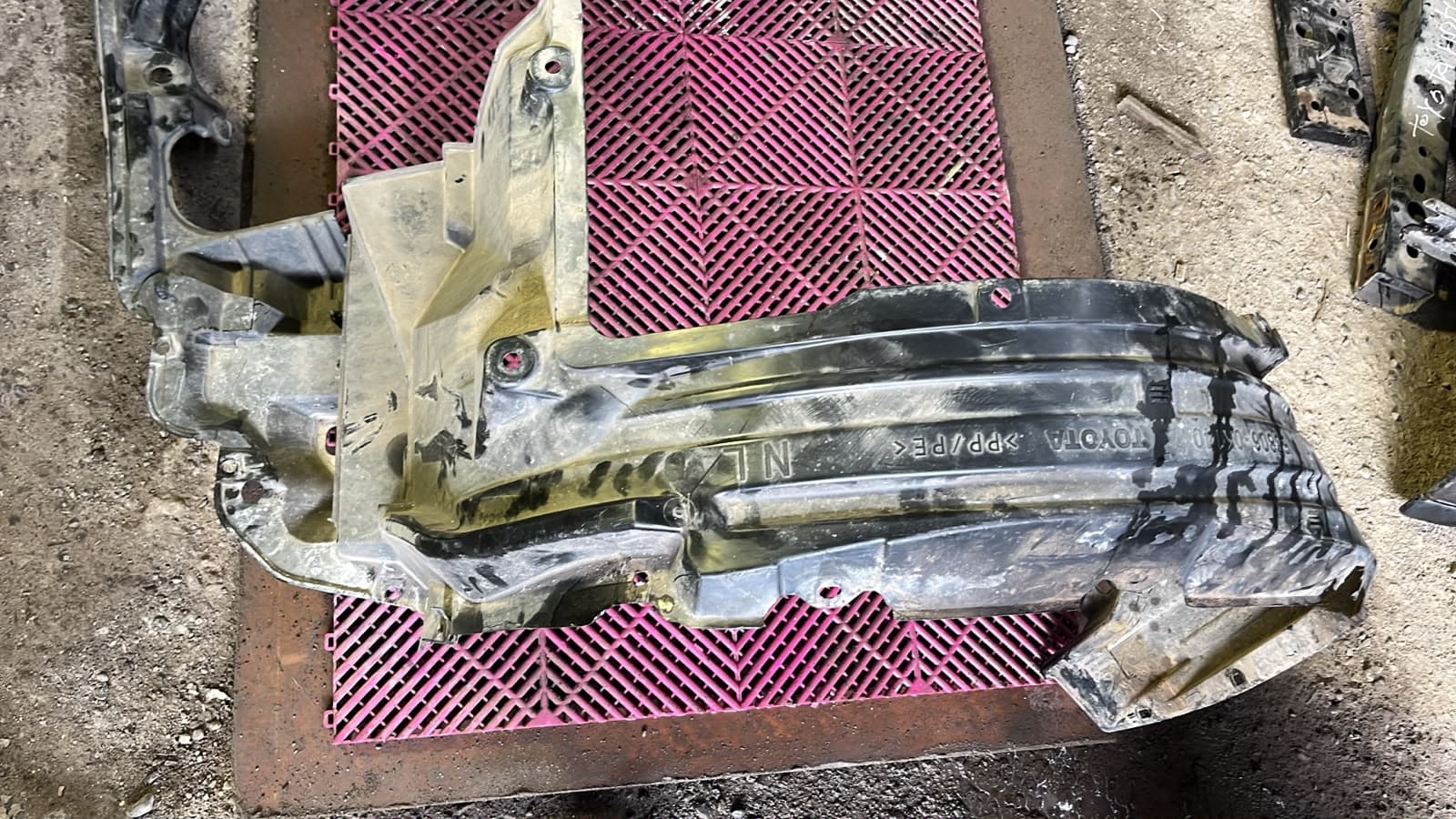 Guardafango delantero izquierdo Toyota Hilux 2018 - 2025